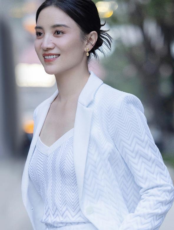 45岁宋佳被曝已领证，丈夫身份毫无征兆曝光！张艺谋这次“赢”麻了（组图） - 25