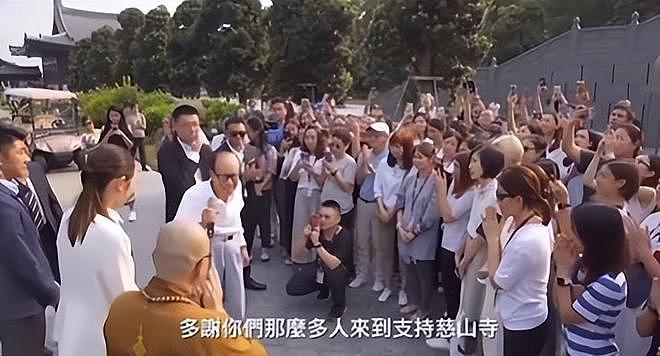 97岁李嘉诚身体回春,不用搀扶独立行走,2个保镖紧跟身后护航(组图) - 6