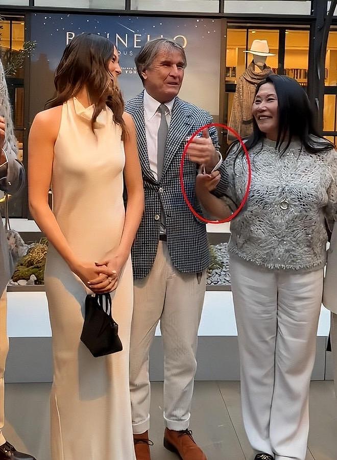 谷爱凌和妈妈米兰看秀,BC大老板举动引争议,网友:老头真坏(组图) - 12