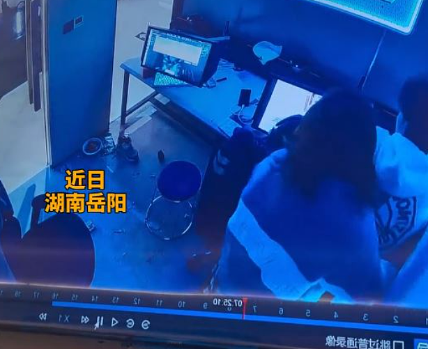 辣眼睛!男子网吧打游戏遭“猥亵”,一女子闯入包间脱裤子手摸小伙视频曝(视频/组图) - 8