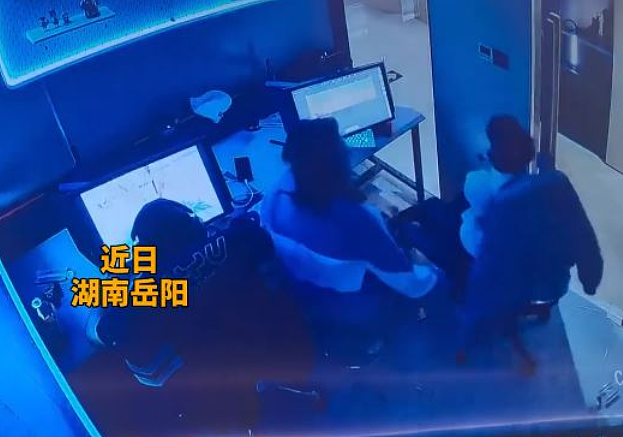 辣眼睛!男子网吧打游戏遭“猥亵”,一女子闯入包间脱裤子手摸小伙视频曝(视频/组图) - 7