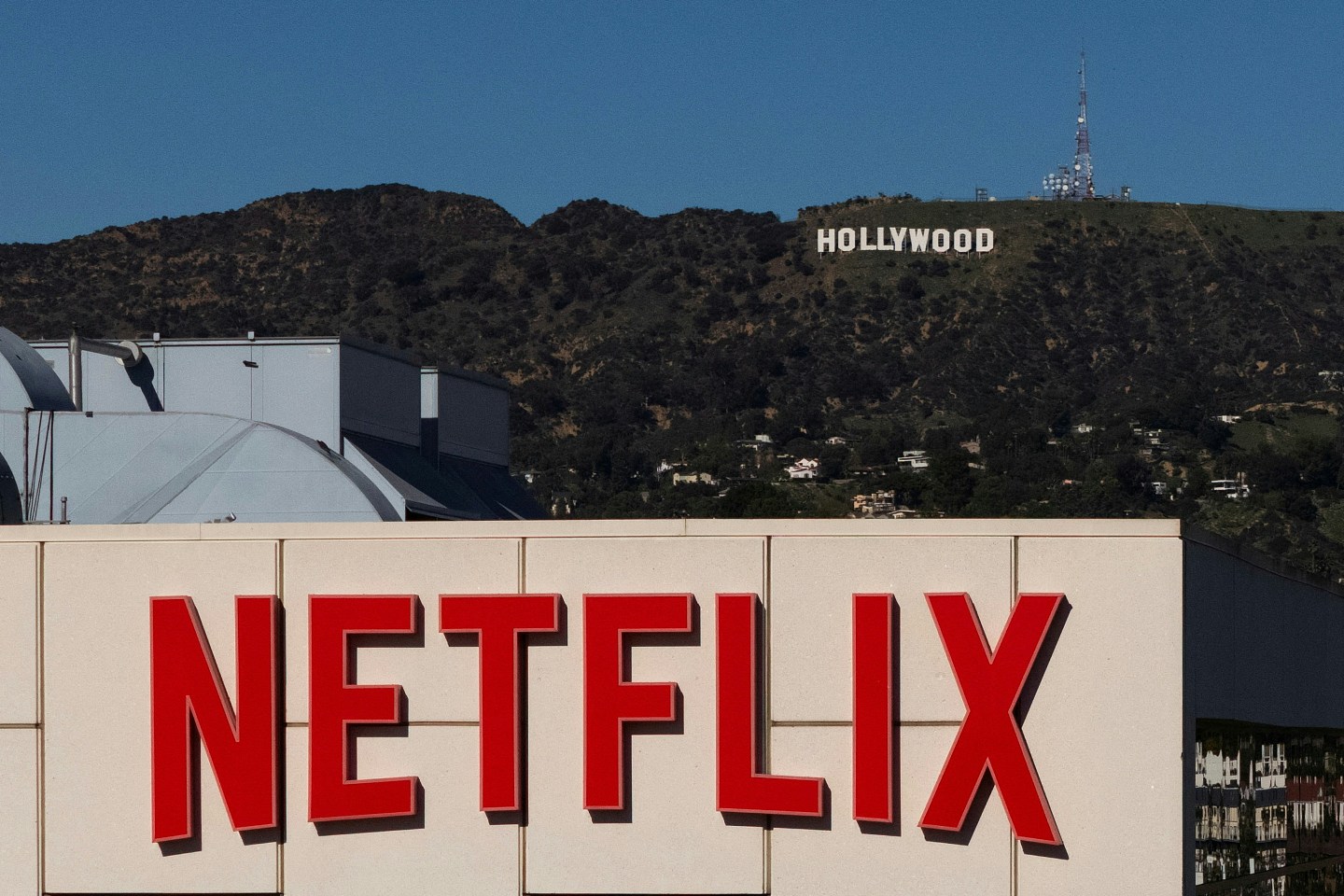 派拉蒙提高收购价后，Netflix宣布放弃并购华纳兄弟探索（组图） - 2