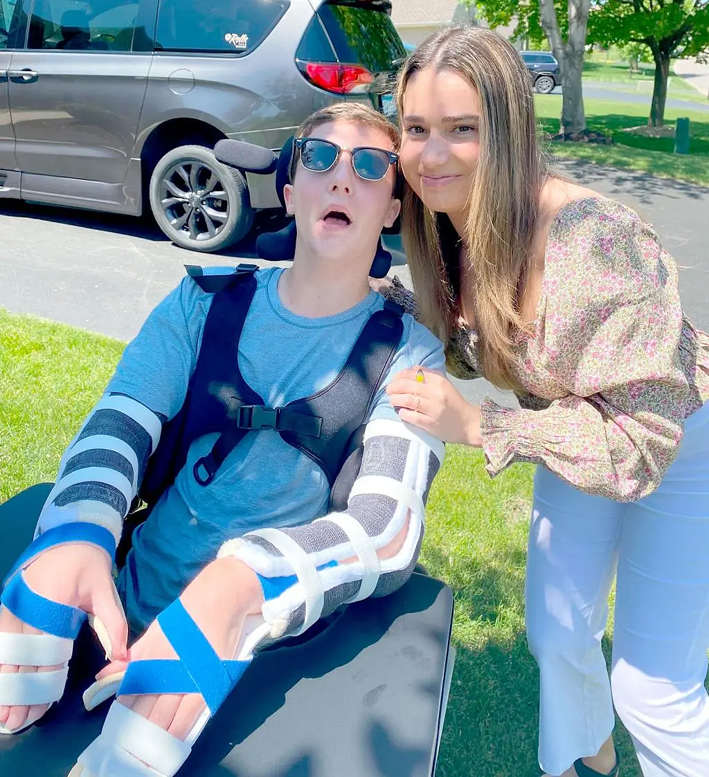 美名校兄弟会迎新竟折磨死18岁男孩！强灌数升伏特加，现场超可怕（组图） - 12