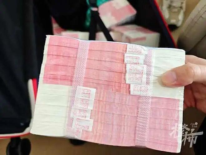 男子打扫前租客房间发现成捆“现金”,“少说有100万”!结局180度大反转(组图) - 6