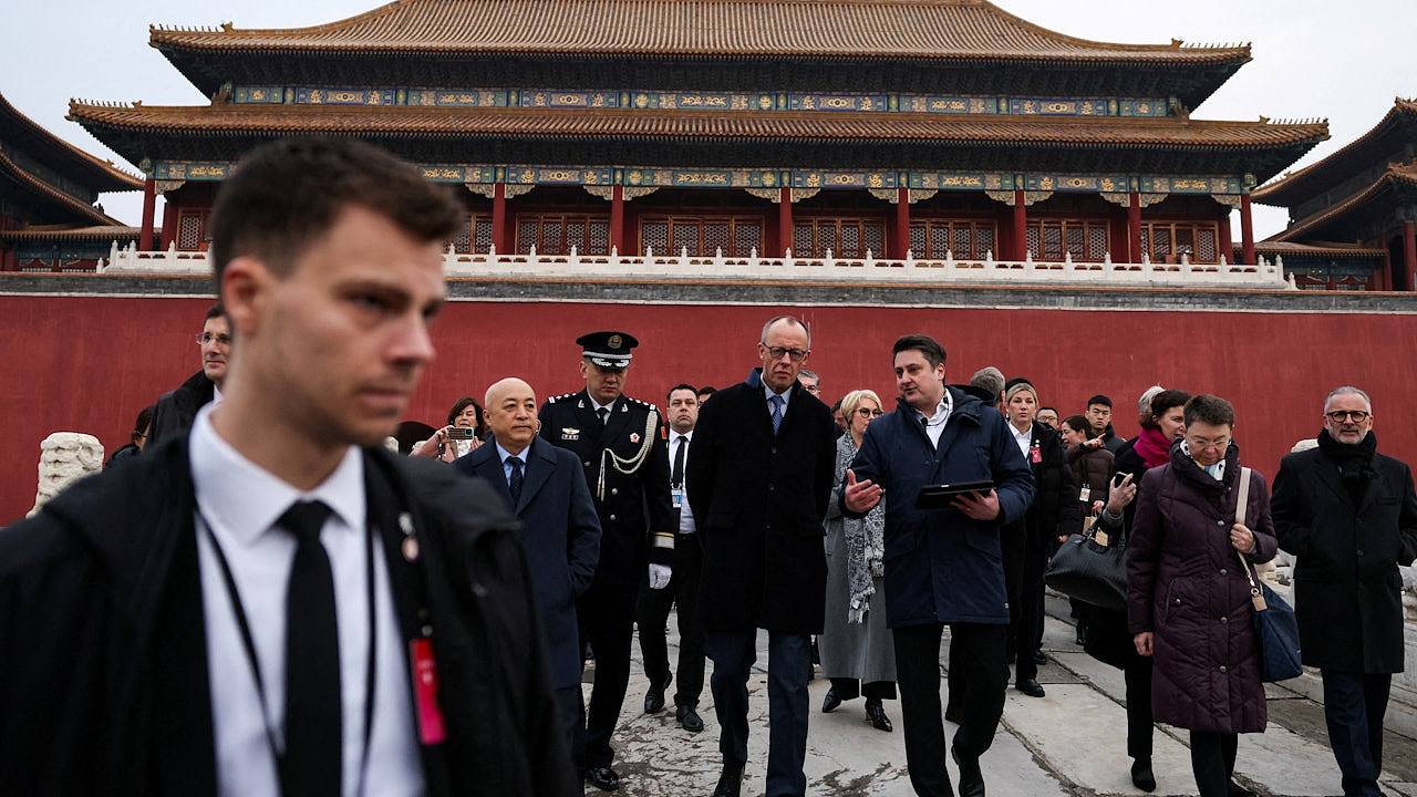 德国总理默茨访华漫步故宫红墙下，留言：“愿今年为德中合作之年”（组图） - 2