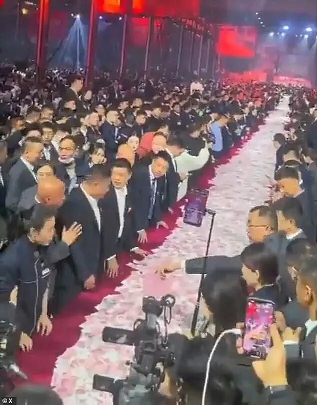 中国老板在美国火出圈！2600万美元年终奖铺满800张桌子，员工随便抱走，全场炸了（组图） - 3