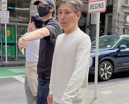 51岁李乃文新西兰被偶遇！头发花白显沧桑，却被网友狂赞（组图）