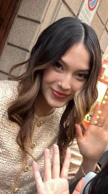 谷爱凌和妈妈米兰看秀,BC大老板举动引争议,网友:老头真坏(组图) - 1