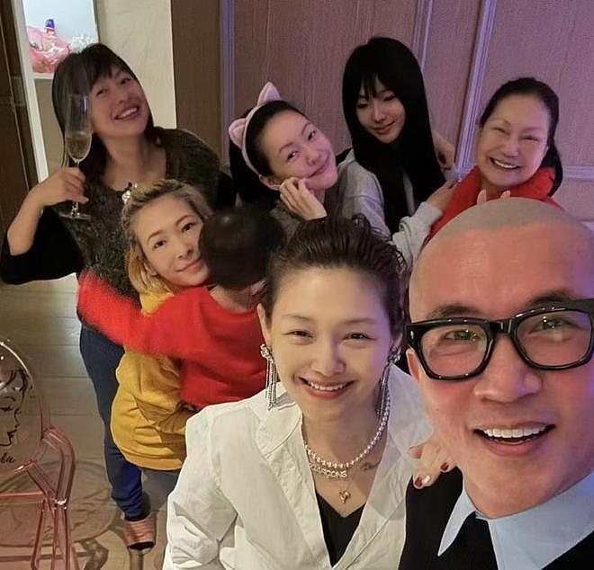 “姐回来了！” 小S停工1年后发文宣布复出，摆经典的S造型（组图） - 16