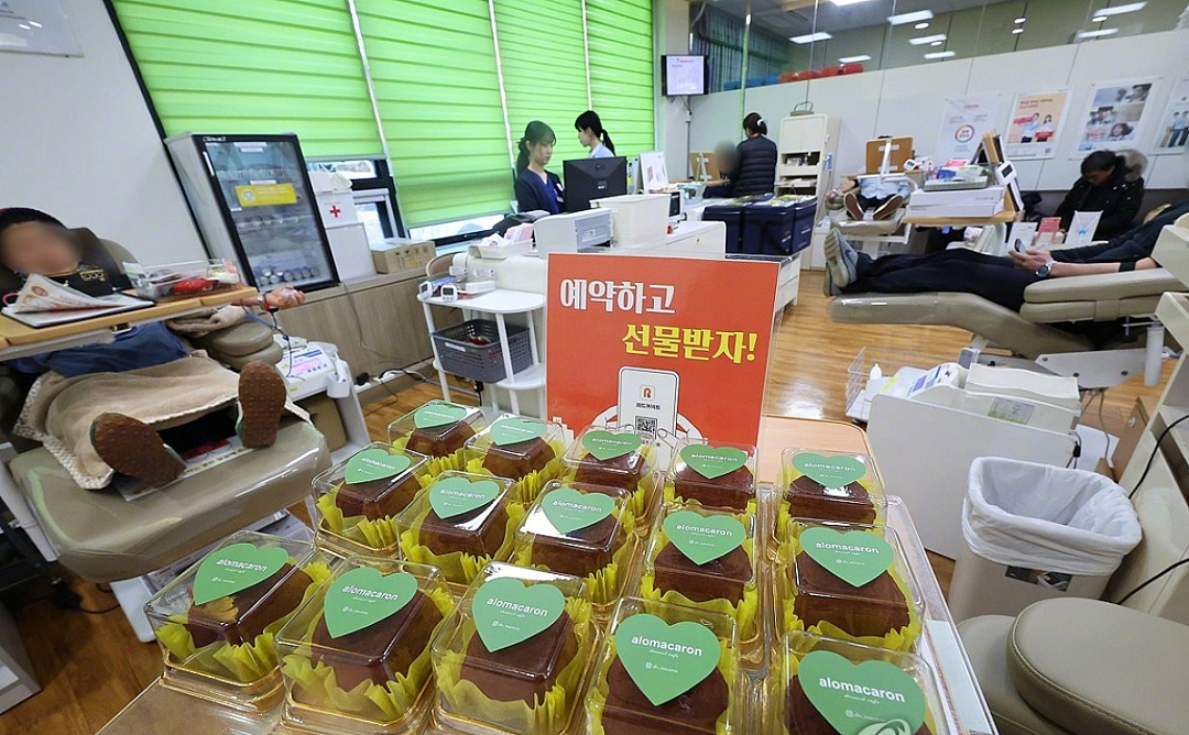 韩国红十字会为吸引献血送网红甜点？吃完被曝菌群超标，网友骂翻…（组图） - 2