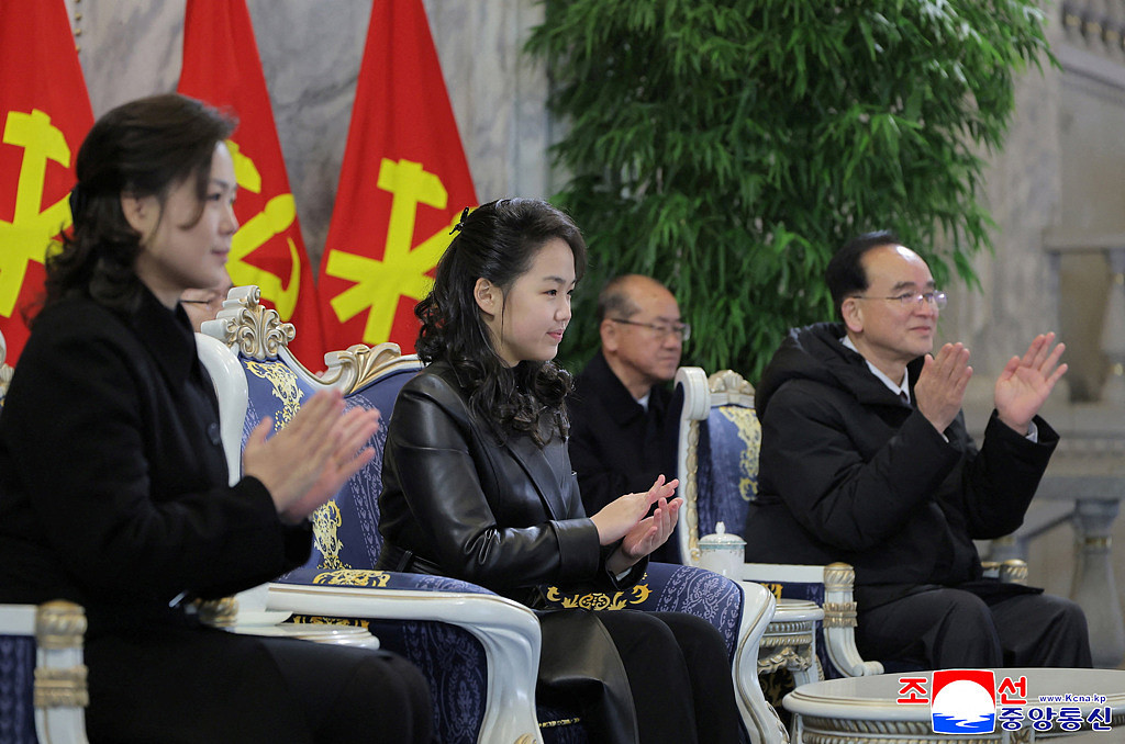 金正恩父女视察阅兵，接班“C位“稳固！同款大衣抢眼（视频/组图） - 3