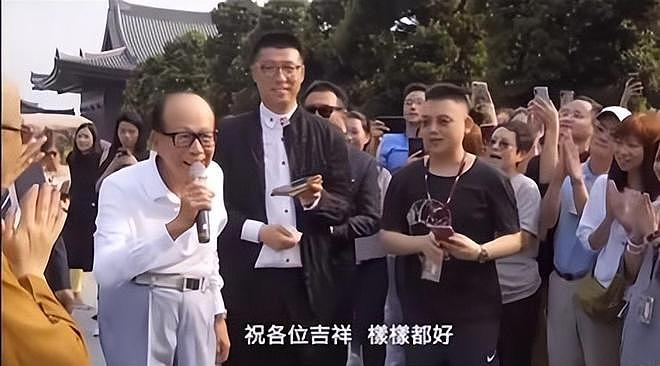97岁李嘉诚身体回春,不用搀扶独立行走,2个保镖紧跟身后护航(组图) - 4
