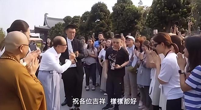 97岁李嘉诚身体回春,不用搀扶独立行走,2个保镖紧跟身后护航(组图) - 7