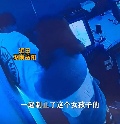 辣眼睛!男子网吧打游戏遭“猥亵”,一女子闯入包间脱裤子手摸小伙视频曝(视频/组图) - 9