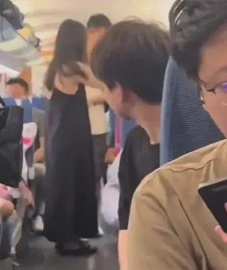 冲上热搜!小孩高铁上哭闹,男子强硬要求父母带离(组图) - 1