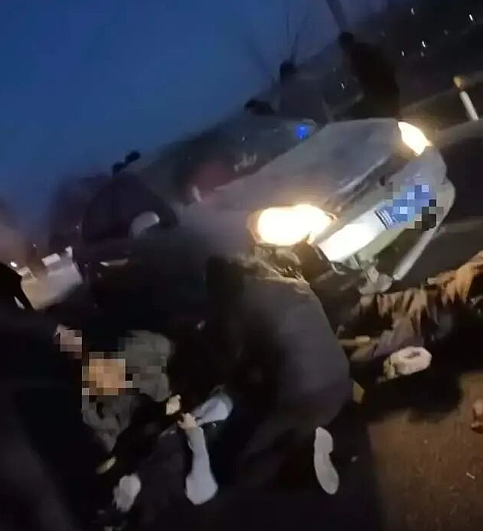 甘肃20人家族跪公路祭祖画面曝！汽车冲入人群致2死3重伤（视频/组图） - 2