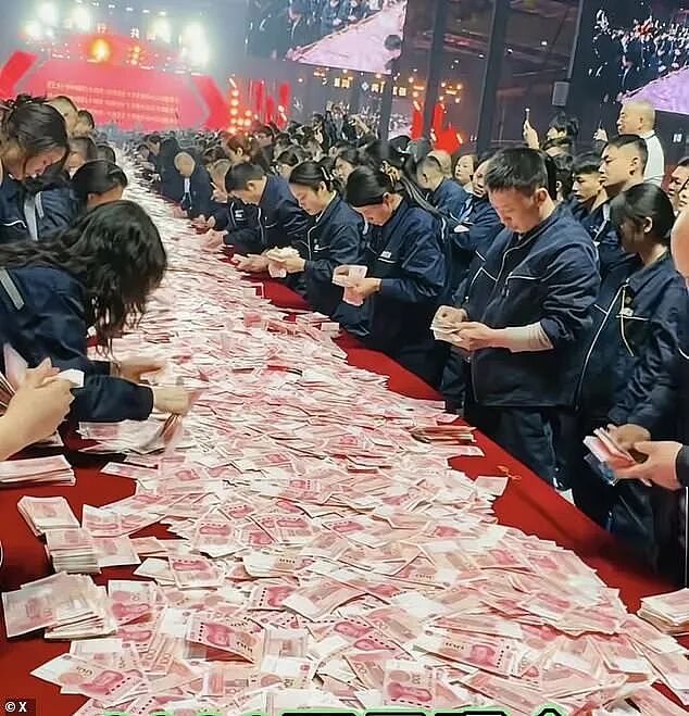 中国老板在美国火出圈！2600万美元年终奖铺满800张桌子，员工随便抱走，全场炸了（组图） - 2