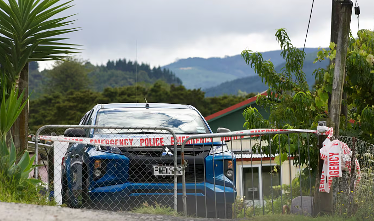 父亲护子遭恶犬咬颈命危，两涉事犬只已被处死；奥克兰公交车与汽车发生事故；最大公墓丑闻曝光；雷雨降温即将双重来袭（组图） - 5