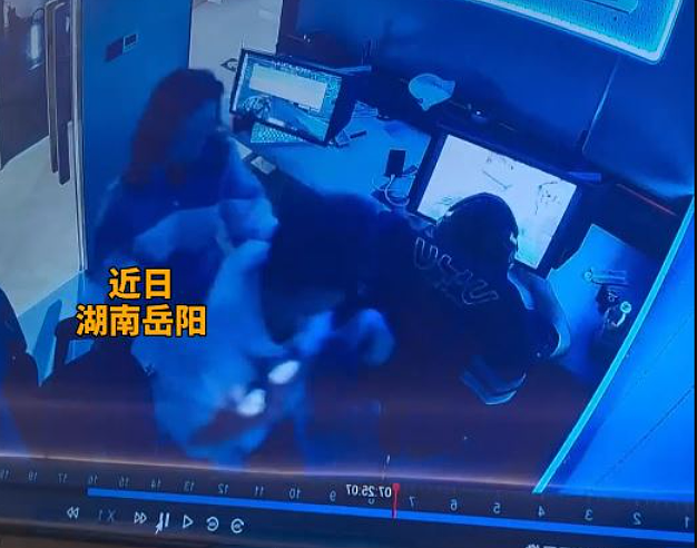 辣眼睛!男子网吧打游戏遭“猥亵”,一女子闯入包间脱裤子手摸小伙视频曝(视频/组图) - 1