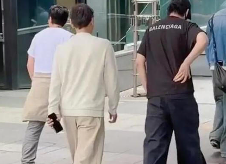 51岁李乃文新西兰被偶遇!头发花白显沧桑,却被网友狂赞(组图) - 2
