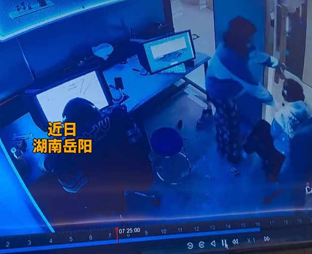 辣眼睛!男子网吧打游戏遭“猥亵”,一女子闯入包间脱裤子手摸小伙视频曝(视频/组图) - 3