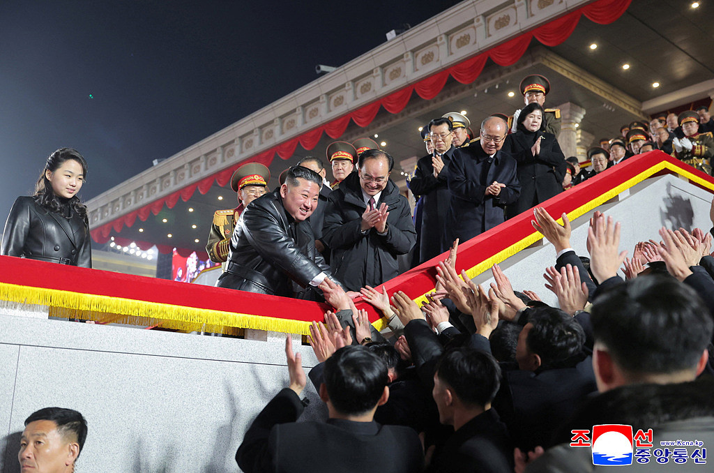 金正恩父女视察阅兵，接班“C位“稳固！同款大衣抢眼（视频/组图） - 5