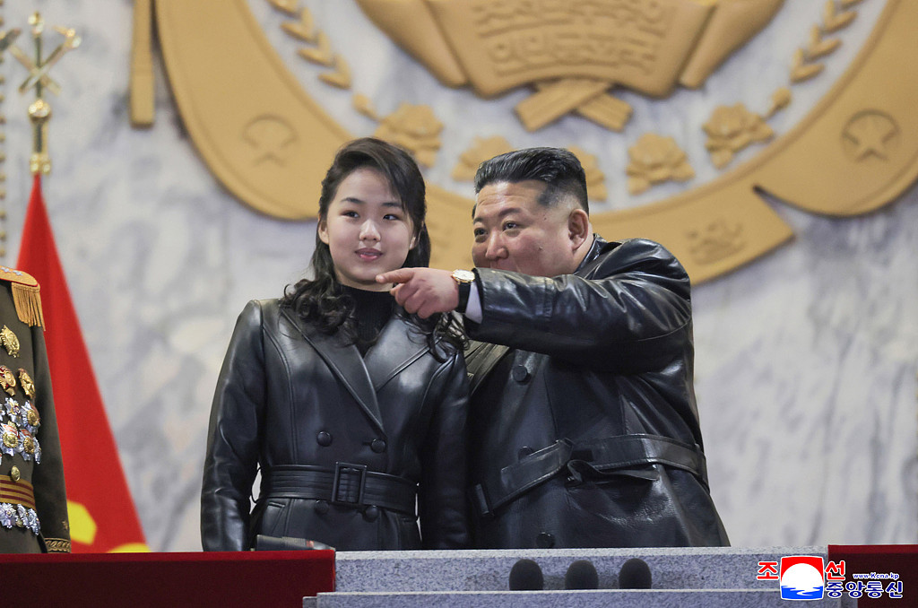 金正恩父女视察阅兵，接班“C位“稳固！同款大衣抢眼（视频/组图） - 1