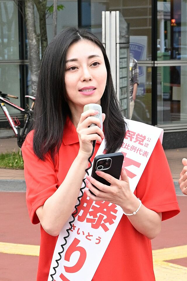 日本“头牌陪酒女”当上国会议员!从政坛菜鸟一路杀到国会,传奇经历引爆热议(组图) - 14