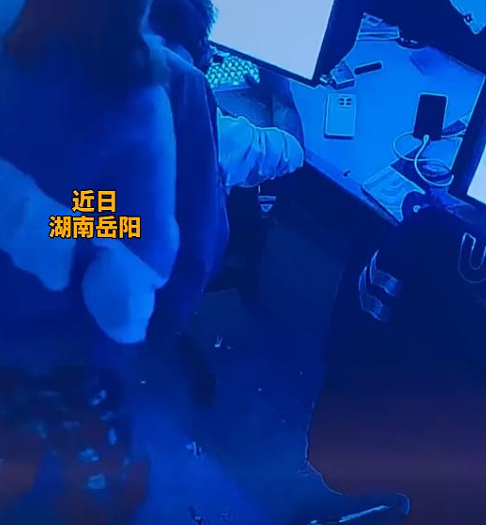 辣眼睛!男子网吧打游戏遭“猥亵”,一女子闯入包间脱裤子手摸小伙视频曝(视频/组图) - 6