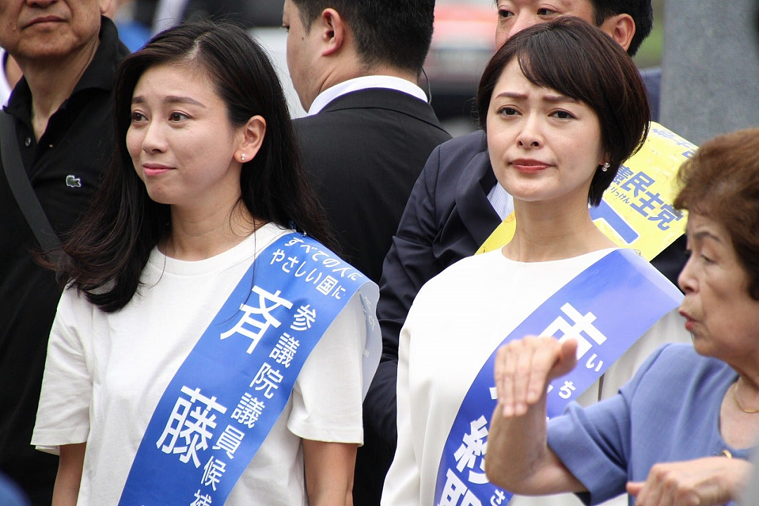 日本“头牌陪酒女”当上国会议员!从政坛菜鸟一路杀到国会,传奇经历引爆热议(组图) - 17