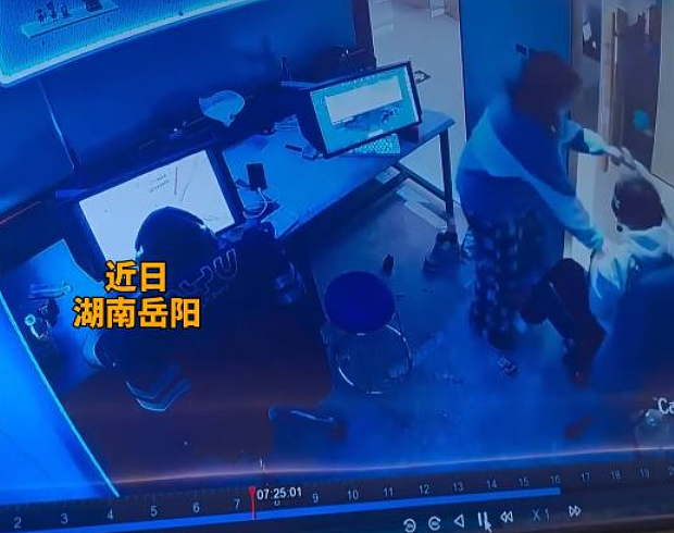 辣眼睛!男子网吧打游戏遭“猥亵”,一女子闯入包间脱裤子手摸小伙视频曝(视频/组图) - 5