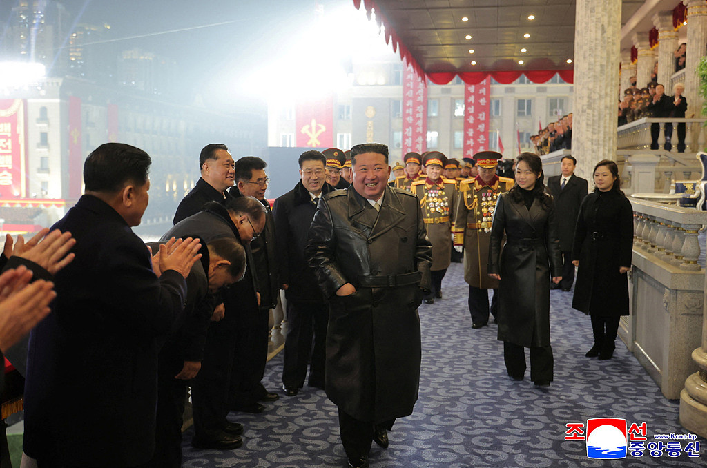 金正恩父女视察阅兵，接班“C位“稳固！同款大衣抢眼（视频/组图） - 4