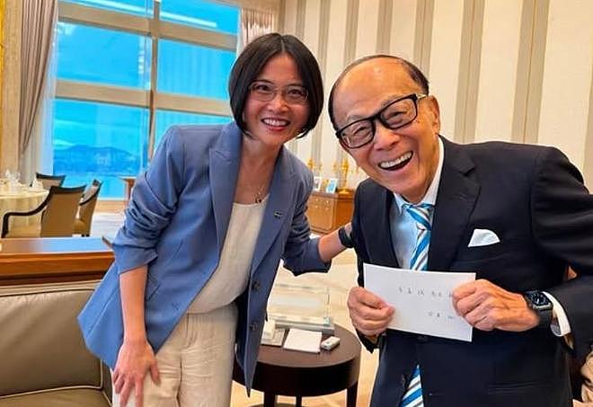 97岁李嘉诚身体回春,不用搀扶独立行走,2个保镖紧跟身后护航(组图) - 11