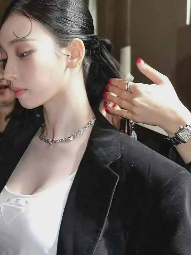 杨幂看秀待遇差!座驾不如韩星还跟新人坐一排,遭奢牌区别对待(组图) - 24