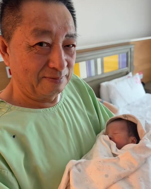汪小菲给孩子喂奶画面:3个小时喂一次,喂完还要细心拍嗝(组图) - 16
