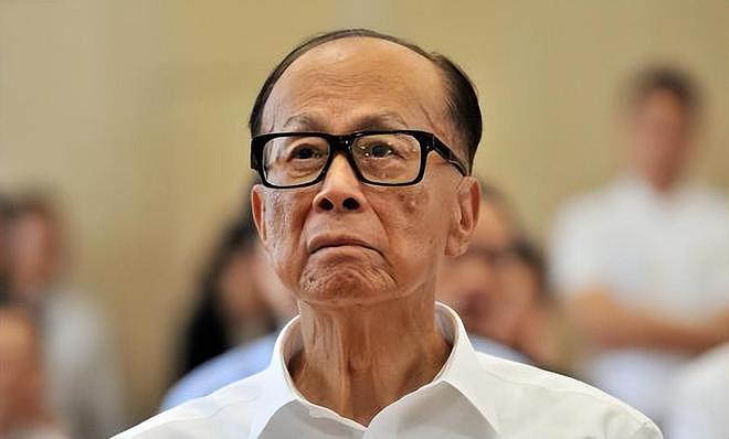 97岁李嘉诚身体回春,不用搀扶独立行走,2个保镖紧跟身后护航(组图) - 1