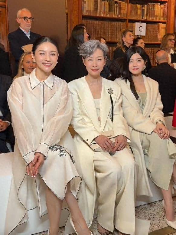 62岁叶童和胡可陈妍希看秀引关注，网友：气质出众（组图） - 1