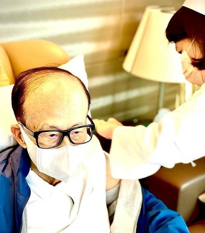 97岁李嘉诚身体回春,不用搀扶独立行走,2个保镖紧跟身后护航(组图) - 9
