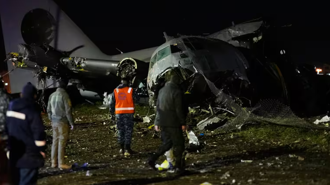 突发！这国空难！15人死亡！满地现金，上百人现场哄抢……（组图） - 12
