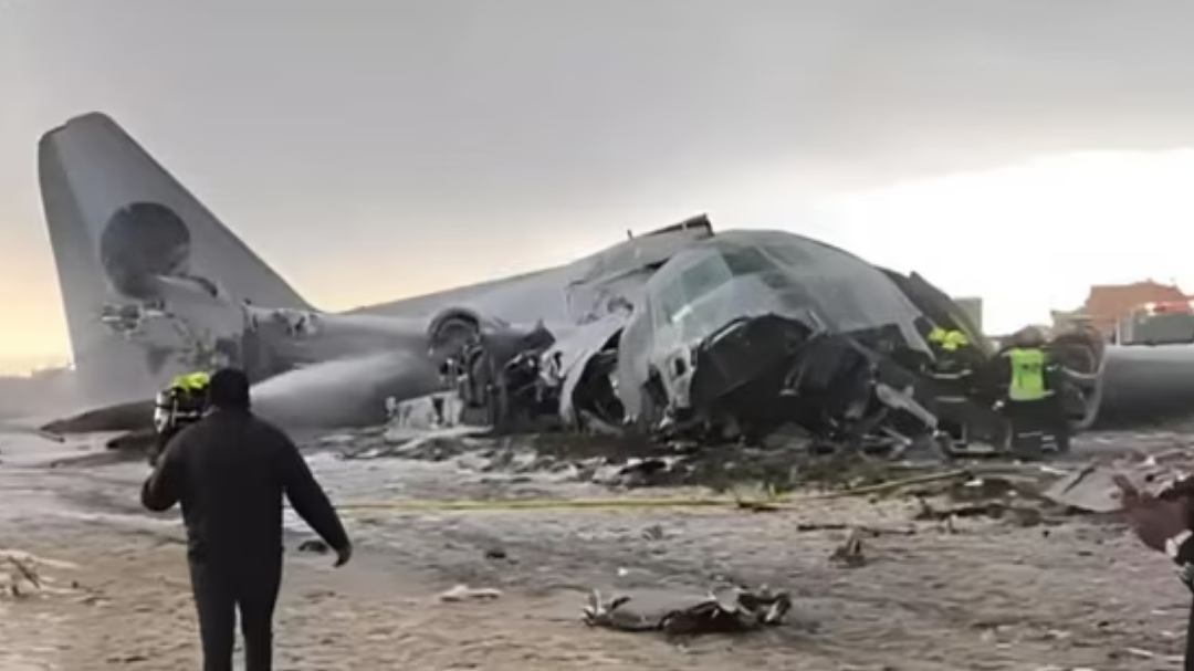 突发！这国空难！15人死亡！满地现金，上百人现场哄抢……（组图） - 3