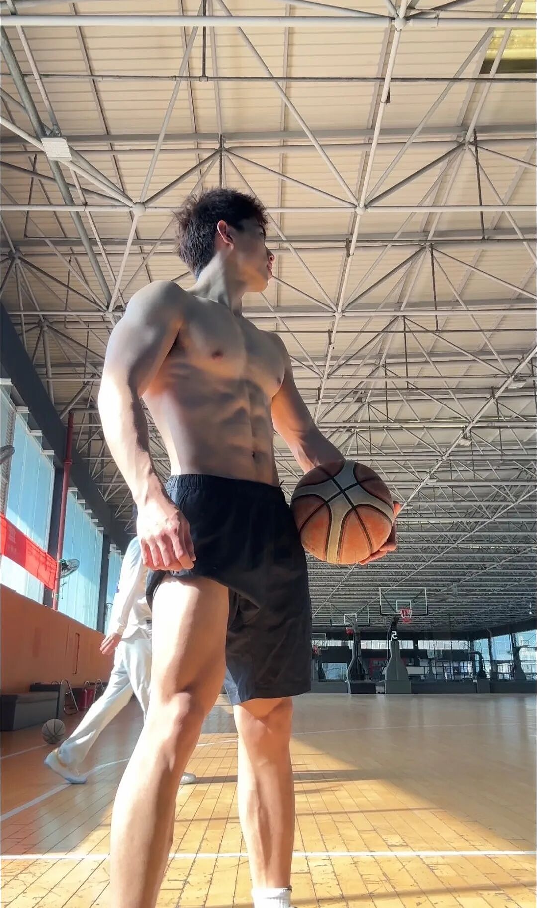 【帅哥】185白皮精壮腹肌猛男，虎背熊腰男友力拉满....（组图） - 3