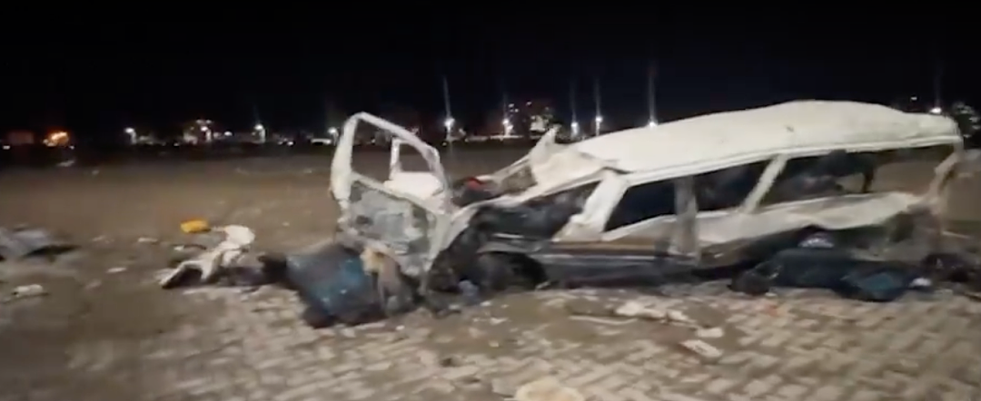 突发！这国空难！15人死亡！满地现金，上百人现场哄抢……（组图） - 6