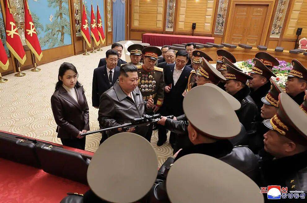 金正恩向主要领导干部赠送新一代狙击步枪(组图) - 1