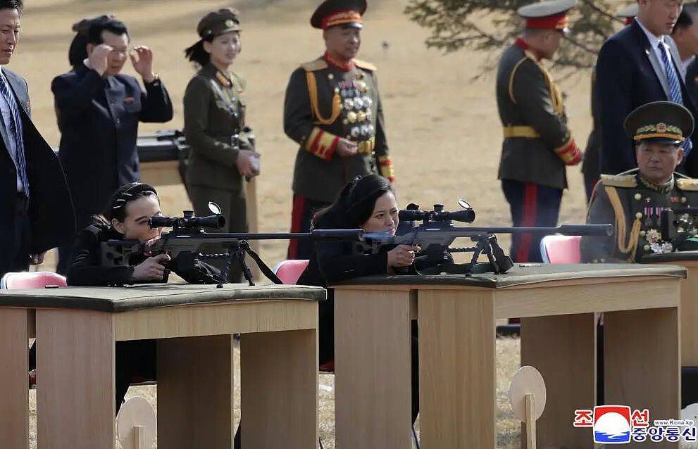 金正恩向主要领导干部赠送新一代狙击步枪(组图) - 6