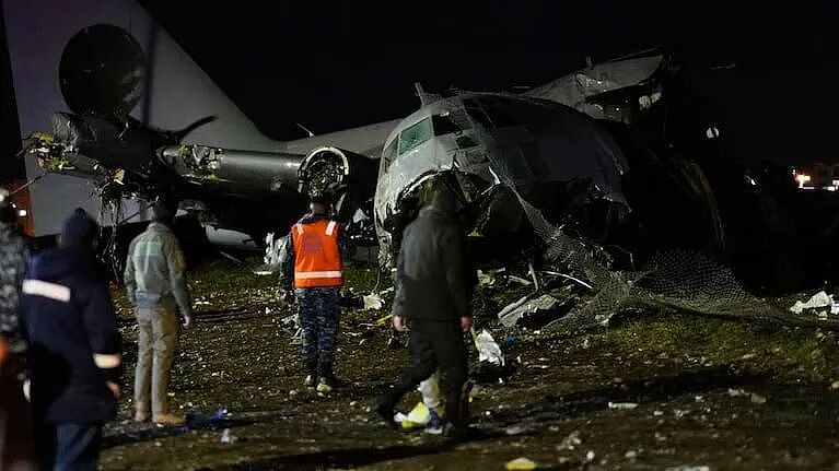 突发！这国空难！15人死亡！满地现金，上百人现场哄抢……（组图） - 2