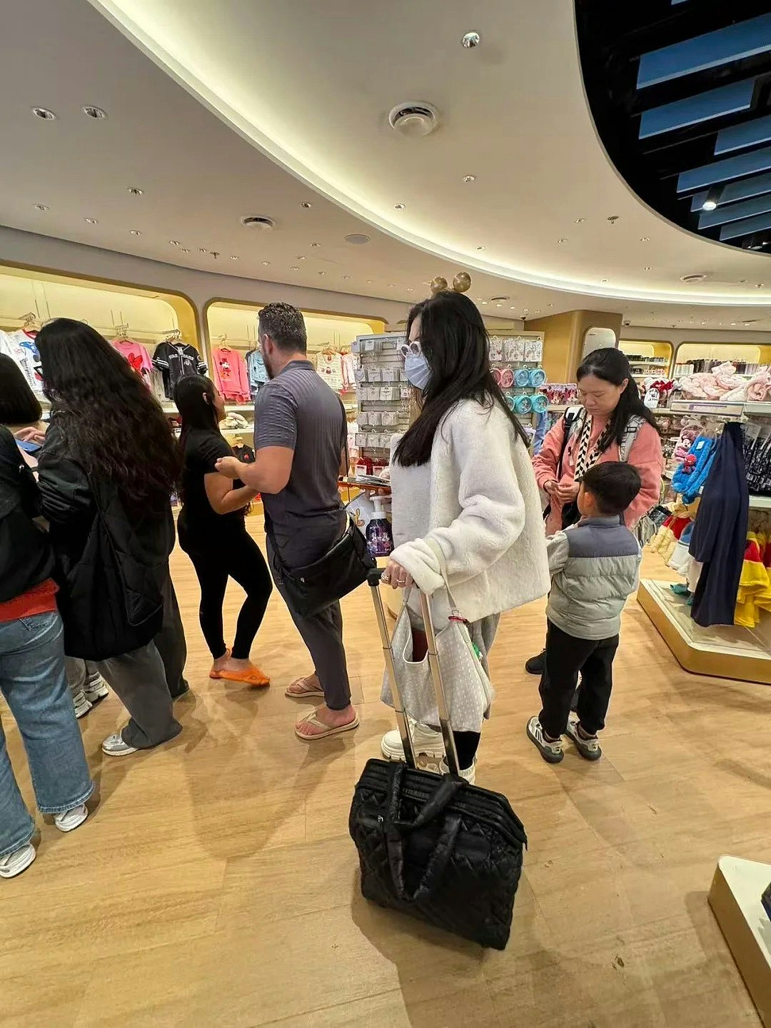 张柏芝现身悉尼平价超市引热议!素颜惊艳一众网友,“女神好美”(组图) - 10