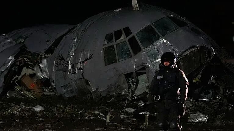 突发！这国空难！15人死亡！满地现金，上百人现场哄抢……（组图） - 11