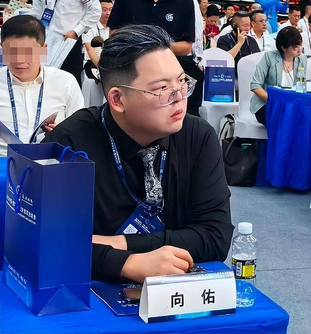 被父母拉黑的“百亿少爷”向佑，早已断了财路（组图） - 7