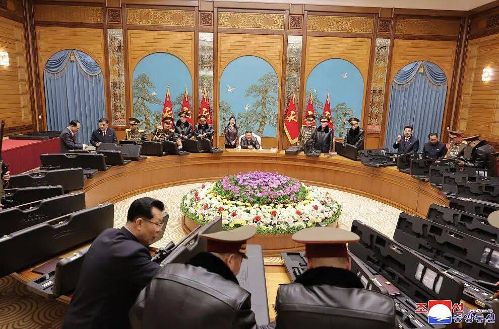 金正恩向主要领导干部赠送新一代狙击步枪(组图) - 2