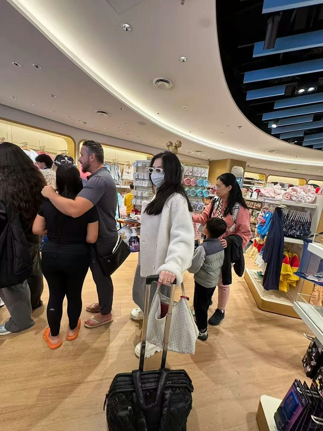 张柏芝现身悉尼平价超市引热议!素颜惊艳一众网友,“女神好美”(组图) - 11